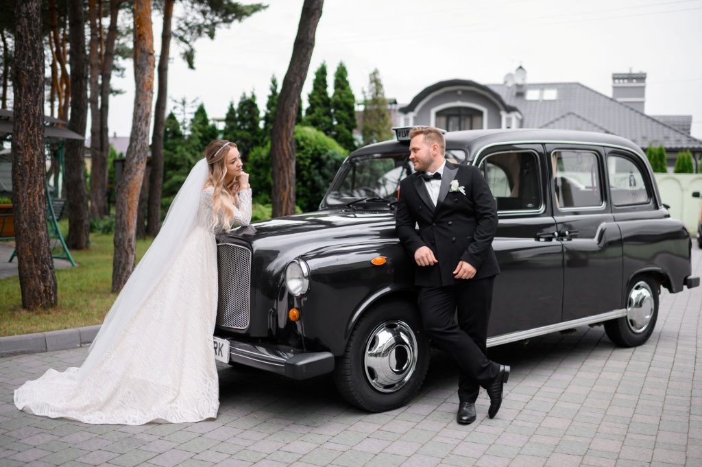how limousine services transport wedding guests